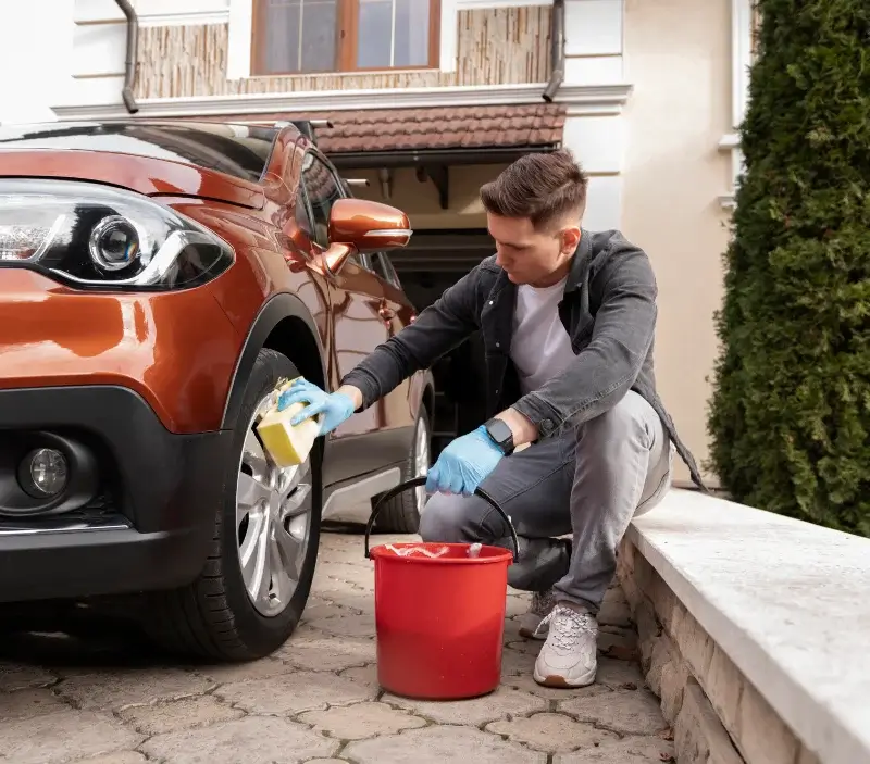Lavage auto à domicile Albaret-le-Comtal : professionnel intervenant sur un véhicule